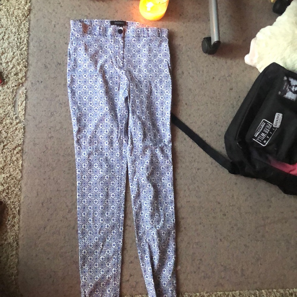 Patterned pants without pockets
